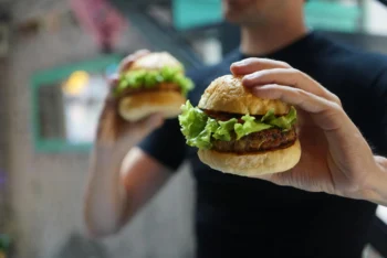 Entering The Fast Food Franchise Landscape: How To Navigate This Lucrative Sector!