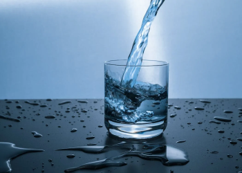 Here’s How To Keep Yourself Hydrated While Traveling This Summer