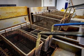 How Often to Change Fryer Oil: Tests, Signs and Routine