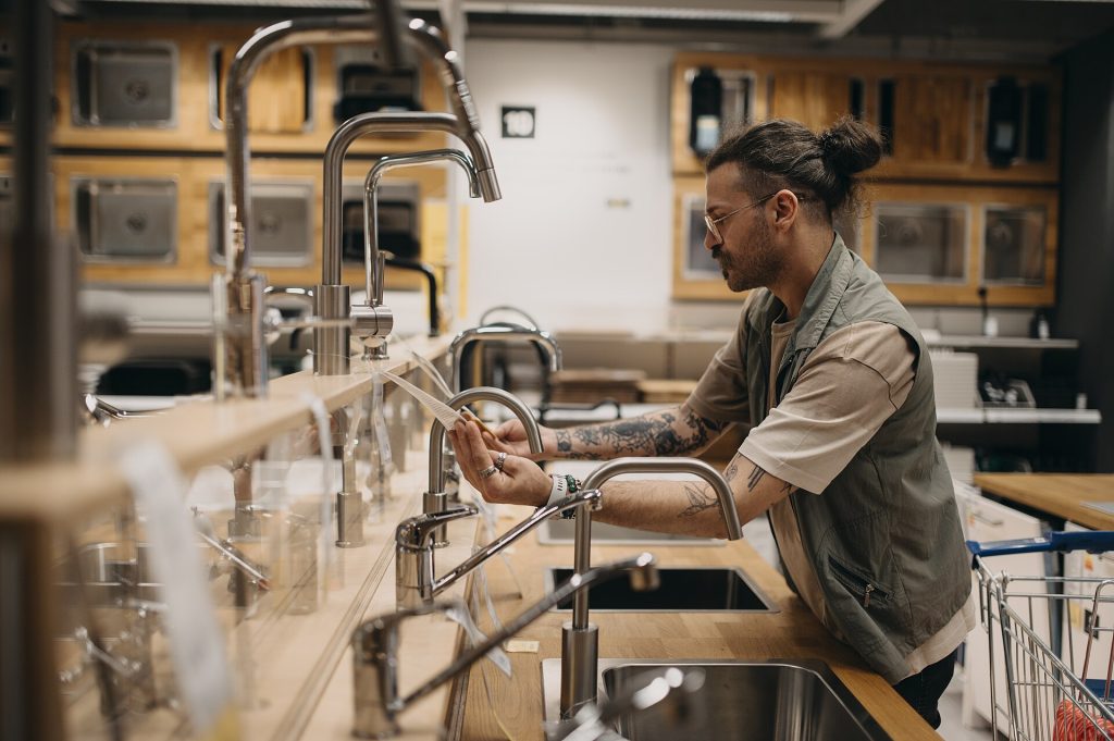 Kitchen prep sink with running water